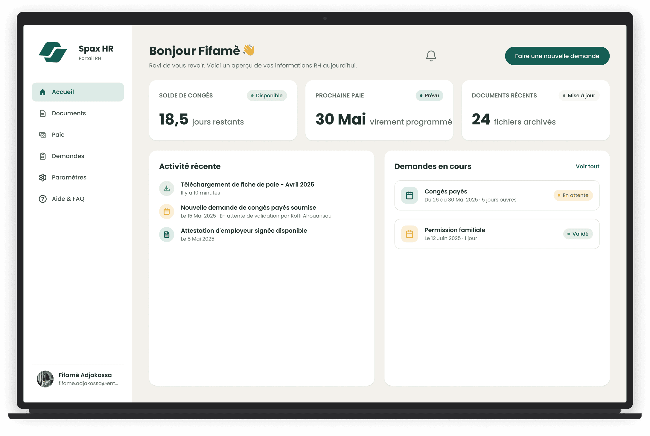 Tableau de bord de Spax HR affiché sur un ordinateur portable : solde de congés, prochaine paie, activité récente et demandes en cours